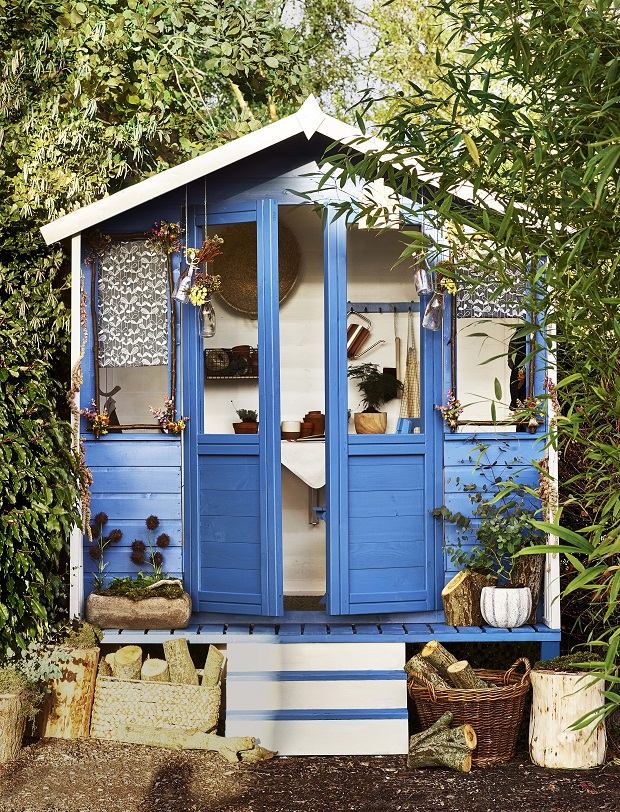 Painting a summerhouse