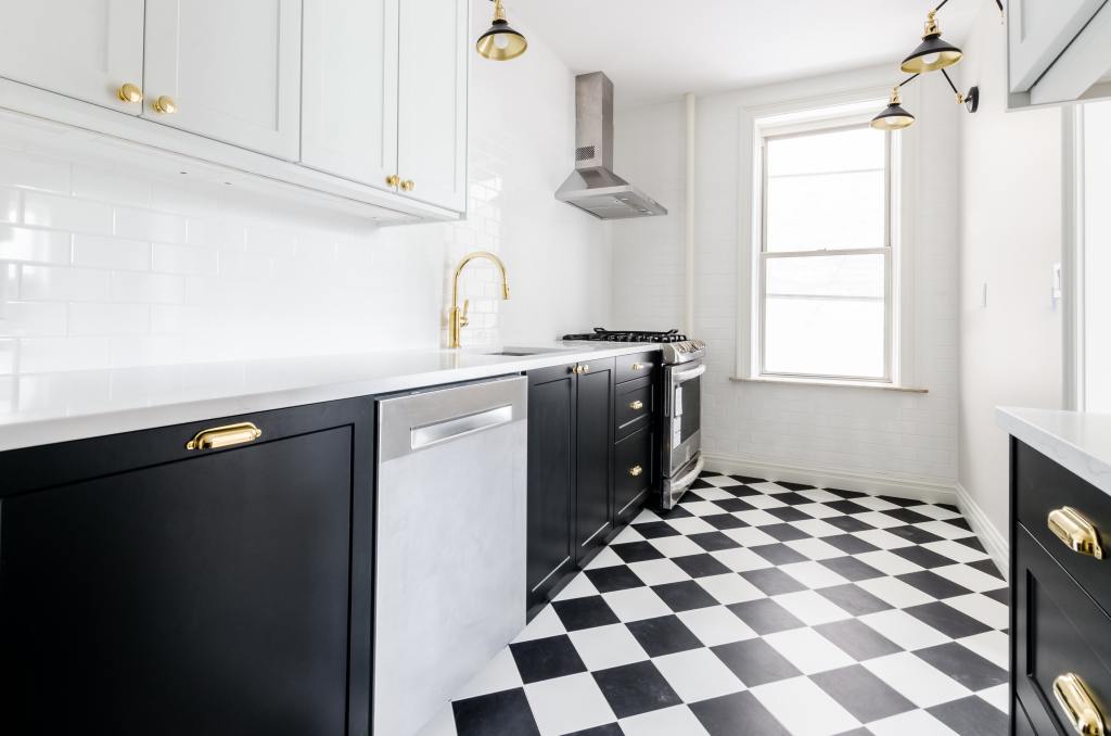 Stunning black and white kitchen floor tiiles